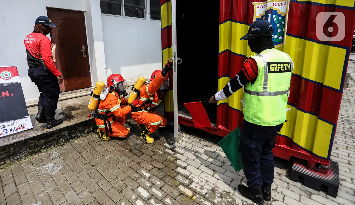 Peserta saat mengikuti Jakarta Fire Safety Challengge (JFSC) tahun 2022 di Lapangan Kantor Dinas Penanggulangan Kebakaran dan Penyelamatan (Gulkarmat), Duri Pulo, Jakarta Pusat, Selasa (9/8/2022). Kegiatan ini diikuti oleh 101 kontingen dari petugas Manajemen Keselamatan Kebakaran Gedung (MKKG) dan Manajemen Keselamatan Kebakaran Lingkungan (MKKL) di wilayah DKI Jakarta. (Liputan6.com/Johan Tallo)