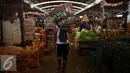 Seorang buruh berjalan mengangkut kerajang sayur di kawasan Pasar Induk Kramat Jati, Jakarta, Sabtu (14/01). Sempitnya lapangan pekerjaan dan pendidikan yang minim membuat mereka nekat untuk mengadu nasib sebagai buruh angkut. (Liputan6.com/JohanTallo)