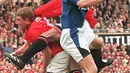6. Steve Bruce - Pelatih Newcastle United ini bisa dibilang menjadi tembok kokoh di lini pertahanan Setan Merah pada era 1980-1990-an. Selain tangguh dalam menjaga pertahanan, Bruce juga handal soal mencetak gol. Total 51 gol sudah dicetaknya selama sembilan tahun di Old Trafford. (AFP/Gerry Penny)