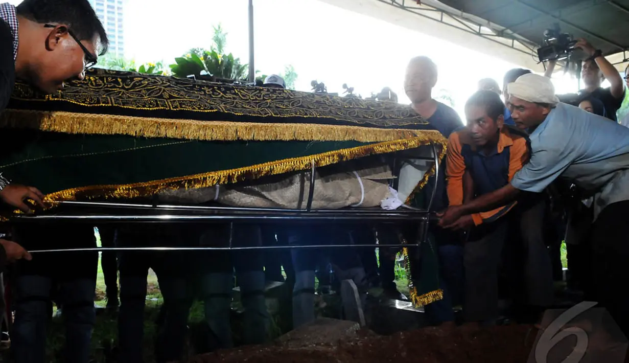 Jenazah almarhum Idris Sardi saat akan dimakamkan di TPU Menteng Pulo. Jakarta Pusat, Senin (28/04/2014) (Liputan6.com/Andrian M Tunay).