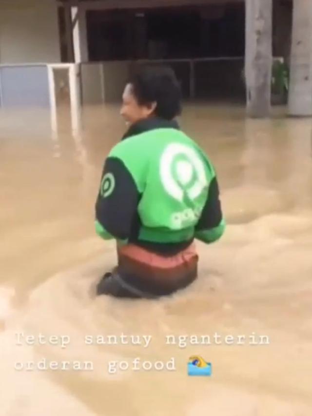 Terobos Banjir, 6 Momen Driver Ojek Online Melayani Pelanggan