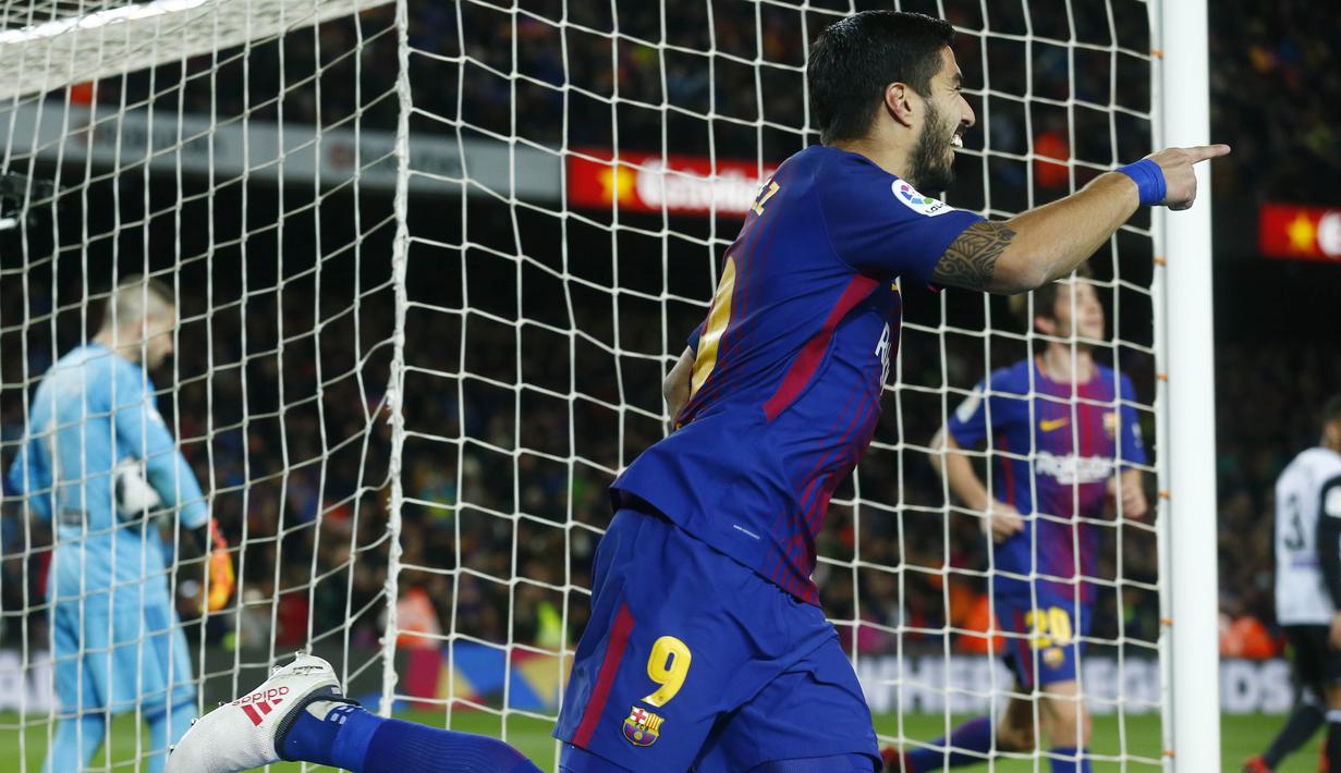 Striker Barcelona, Luis Suarez, melakukan selebrasi usai mencetak gol ke gawang Valencia pada laga leg pertama semifinal Copa Del Rey di Stadion Camp Nou, Jumat (2/2/2018). Barcelona menang 1-0 atas Valencia. (AP/Manu Fernandez)