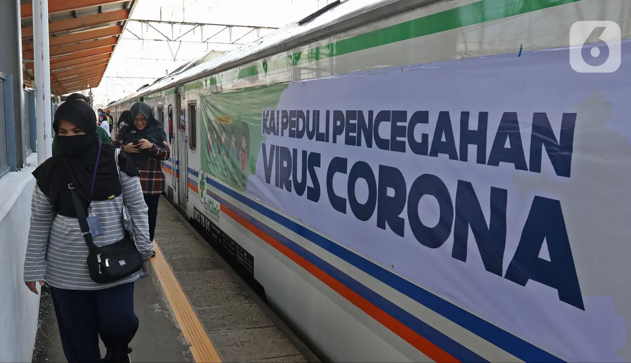Spanduk Pencegahan Virus Corona terpasang di kereta di stasiun kereta Depok, Jumat (6/3/2020).  PT KAI Daop 1 melakukan kegiatan  sosialisasi mengenai penyebaran virus corona dengan menghadirkan kereta kesehatan Rail Clinic bagi warga sekitar stasiun Depok dan Bogor. (Liputan6.com/Herman Zakharia)