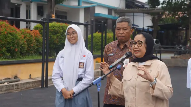 Wakil Kepala Badan Gizi Nasional (BGN) Nanik S. Deyang dan Wakil Menteri Kesehatan (Wamenkes) Benjamin Paulus Oktavianus dalam konferensi pers refleksi satu tahun MBG.