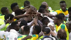 Para pemain Senegal membentuk kerumunan saat melawan Mesir pada Kualifikasi Piala Dunia 2022 zona Afrika di Stade Me Abdoulaye Wade, Rabu (30/3/2022) dini hari WIB. Senegal dipastikan lolos ke Piala Dunia 2022 setelah menang adu penalti atas Mesir 3-1. (AP Photo/Stefan Kleinowitz)