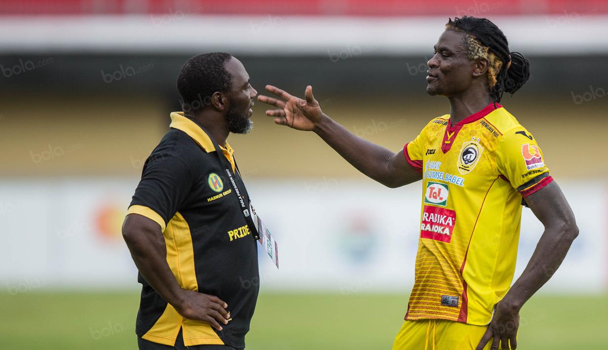 Jacksen F Tiago dahulu merupakan pelatih dari Bio Paulin di Persipura Jayapura dan keduanya sempat meraih gelar juara Liga Indonesia tahun 2013. (Bola.com/Vitalis Yogi Trisna) 