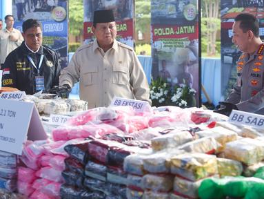 Presiden Prabowo Subianto (tengah) bersama Kapolri Jenderal Listyo Sigit Prabowo melakukan pengecekan sebelum memusnahkan barang bukti narkoba sitaan Kepolisian Republik Indonesia, di Lapangan Bhayangkara, Mabes Polri, Rabu (29/10/2025). Pada Rabu 29 Oktober 2025, Presiden Prabowo Subianto dan Kapolri Jenderal Listyo Sigit Prabowo bersama-sama memimpin pemusnahan barang bukti narkotika, psikotropika, dan bahan adiktif lainnya atau narkoba di Lapangan Bhayangkara, Jakarta. (merdeka.com/Arie Basuki)