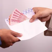 Ilustrasi uang rupiah, bansos, THR. (Photo by Defrino Maasy on Pexels)