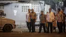 Presiden Jokowi dan Wakil Presiden Jusuf Kalla ketika melihat lokasi ledakan di Terminal Kampung Melayu Kamis (25/5). Jokowi datang ke lokasi kejadian usai menengok korban ledakan yang dirawat di Rumah Sakit Polri Kramat Jati. (Liputan6.com/Faizal Fanani)