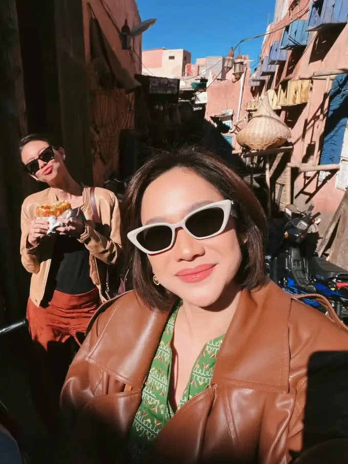 Gaya Aesthetic Para Artis Berkunjung ke Pasar Tradisional Maroko termasuk Bunga Citra Lestari dan Yuki Kato. [@itsmebcl]