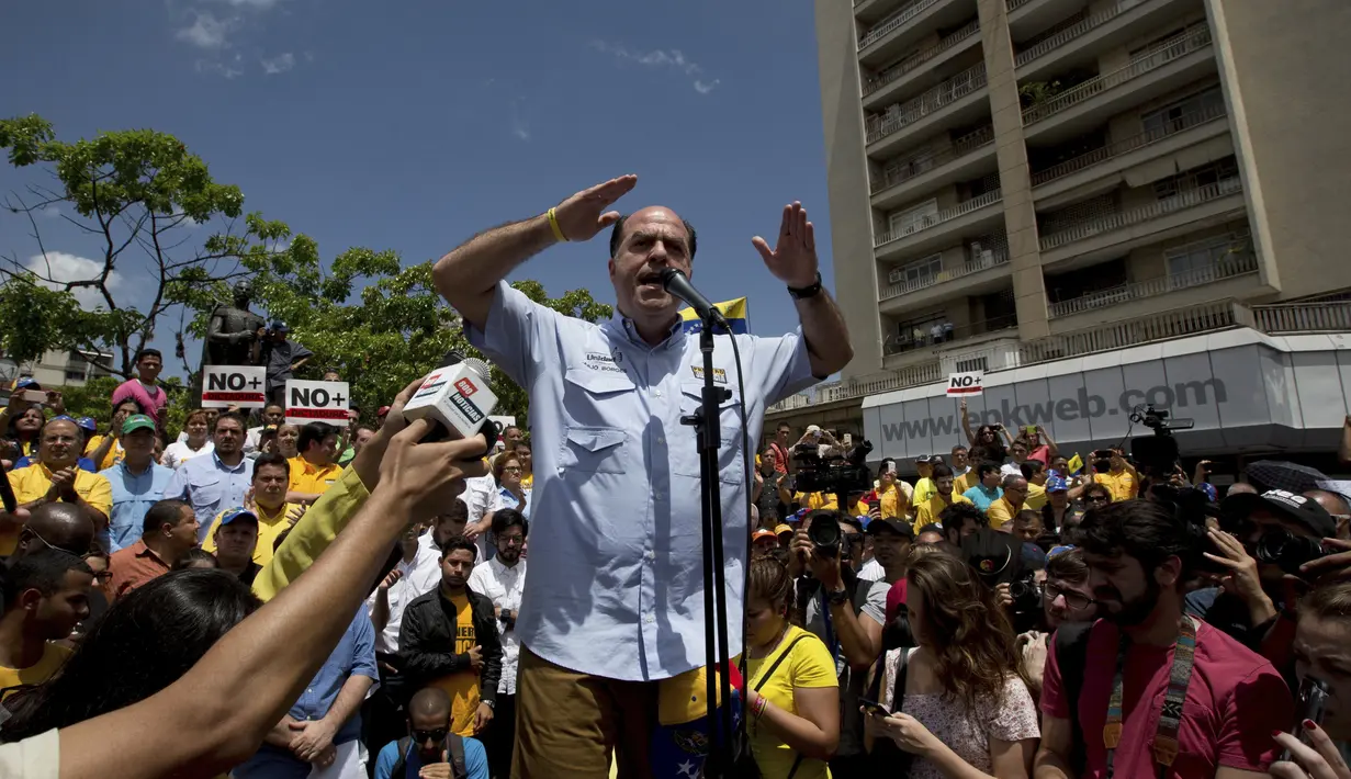 Presiden Majelis Nasional, Julio Borges berpidato saat aksi menolak keputusan Mahkamah Agung  yang mencabut kekuasaan dari Majelis Nasional, di Caracas, Venezuela, Sabtu (1/4). (AP Photo / Fernando Llano)