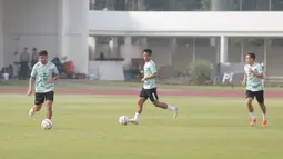 Calon pemain naturalisasi Timnas Indonesia, Calvin Verdonk (kiri) menggiring bola saat mengikuti sesi latihan Timnas Indonesia di Stadion Madya, Gelora Bung Karno, Senayan, Jakarta, Jumat (31/5/2024) pagi WIB. (Bola.com/M Iqbal Ichsan)