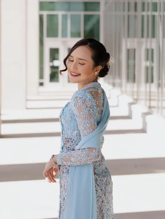 Rambutnya ditata dengan gaya sanggul modern dengan curly side bang [@bebytsabina]