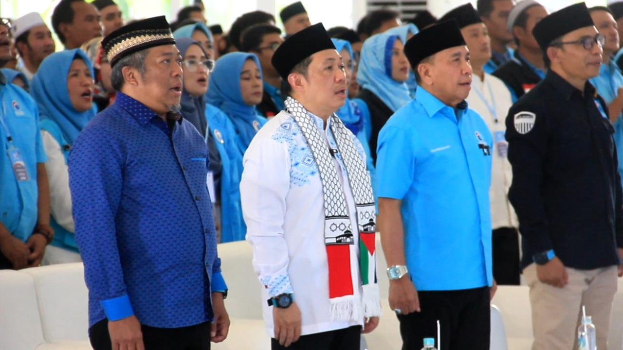 Selanjutnya ada partai-partai non parlemen, Perindo 1,5 persen, PSI 1,3 persen, Partai Hanura 0,5 persen, Gelora 0,4 persen, PBB 0,2 persen, PKN 0,1 persen, Garuda 0,1 persen, Ummat 0,1 persen.<br>