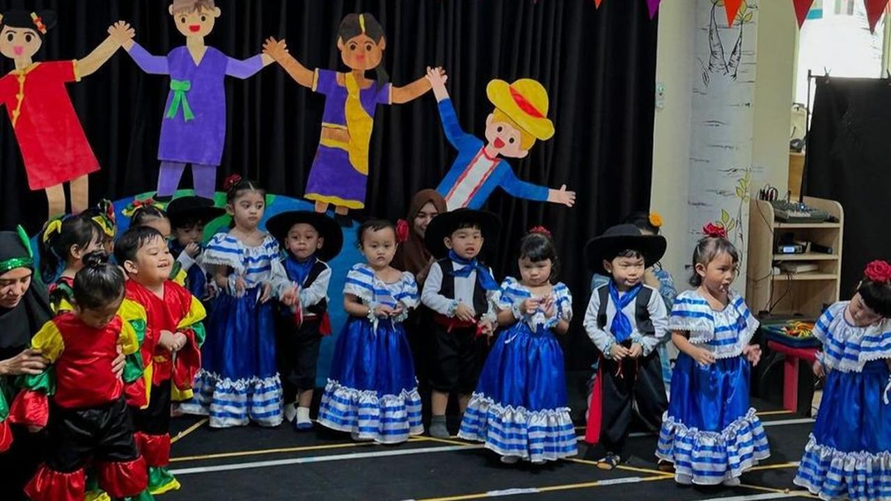Ameena tampil cantik mengenakan gaun panjang bernuansa biru bergaris dan tampil bersama teman-temannya. Penampilannya membuat Atta dan Aurel merasa bangga.<br>