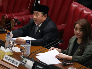 Ketua DPR Sementara Abdul Wahab Dalimunthe (kiri) dan Wakil Ketua DPR Sementara Hillary Brigitta Lasut memimpin Rapat Paripurna ke-2 di Kompleks Parlemen, Jakarta, Selasa (1/10/2019). Rapat melaporkan susunan pimpinan fraksi serta pengambilan sumpah lima pimpinan DPR. (Liputan6.com/JohanTallo)