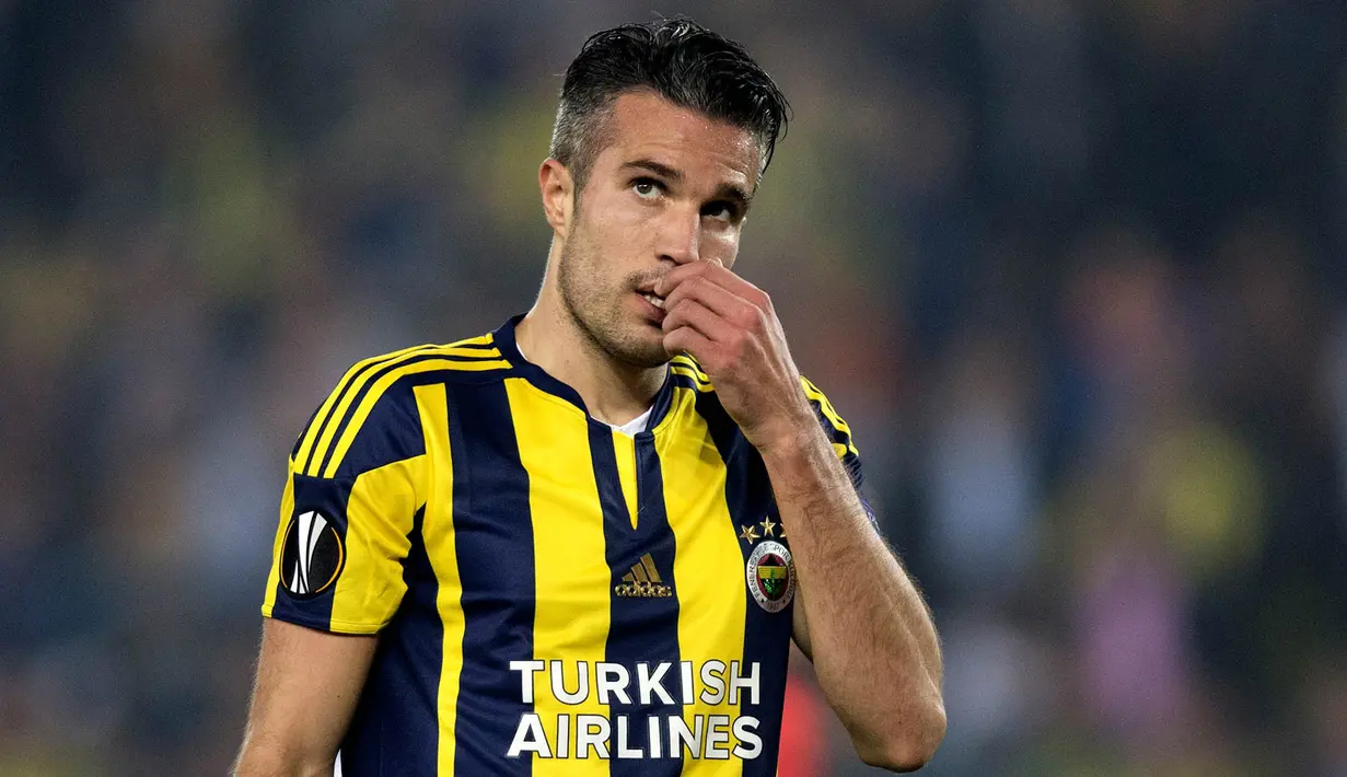 4. Robin Van Persie (Fenerbahce) - Mantan penyerang Manchester United ini masih memiliki naluri mencetak gol yang baik di Liga Turki. Bermain di China akan menjadi tantangan menarik untuk striker berkebangsaan Belanda tersebut. (EPA/Tolga Bozoglu)