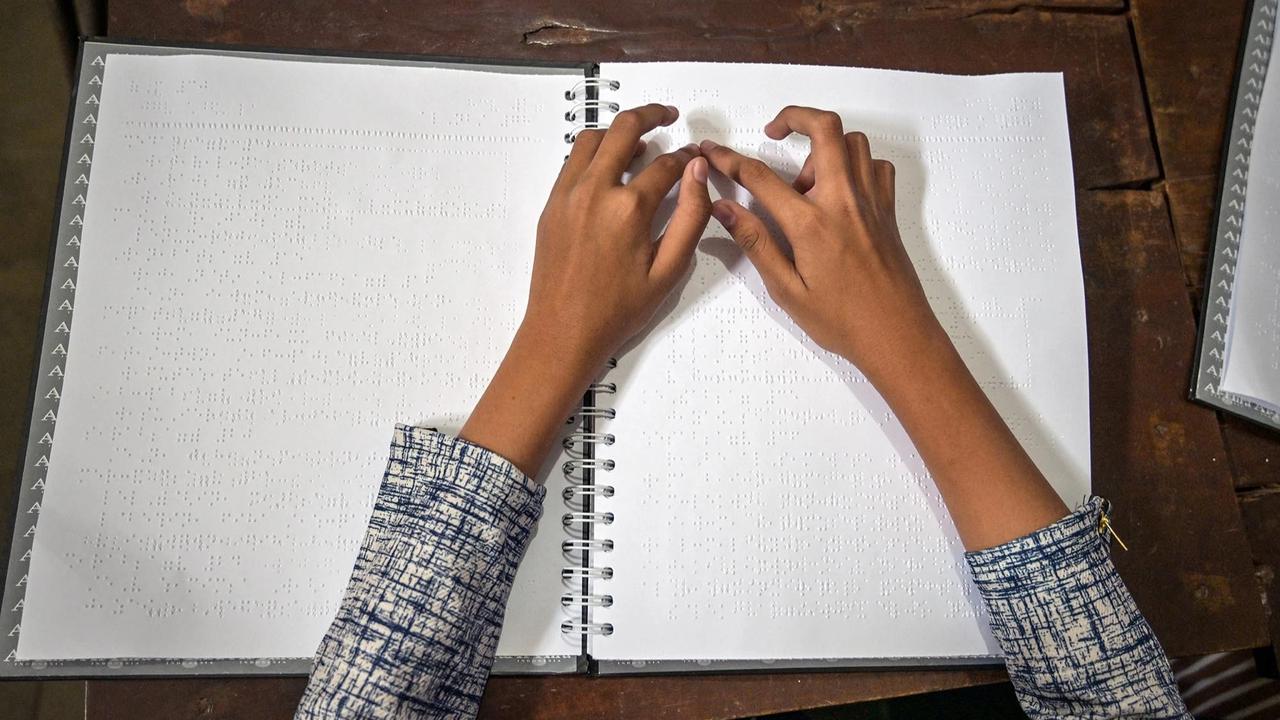 FOTO: Semangat Siswa Tunanetra Pelajari Al Quran Braille di Bulan Ramadan