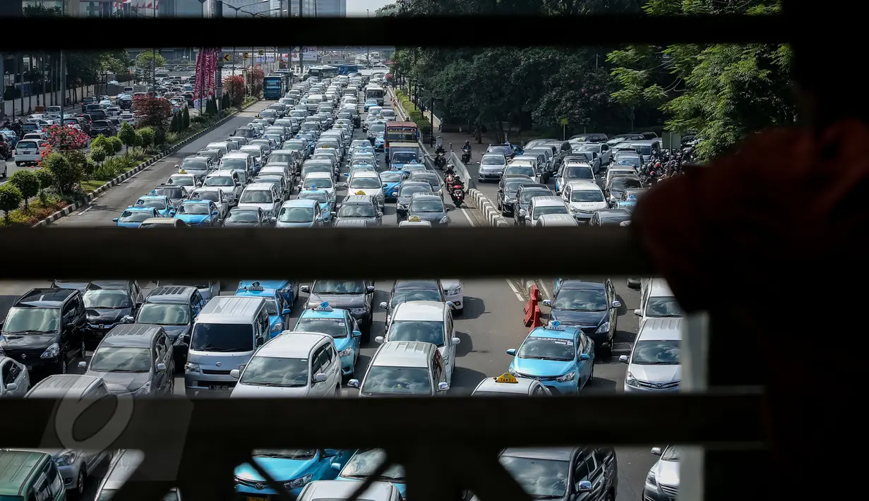 Kendaraan melaju padat merayap di kawasan MH Thamrin, Jakarta, Kamis (4/6/2015). Dari data yang dilansir BPS, sejak 3 tahun yang lalu, kecepatan berkendara di Jakarta pada jam-jam sibuk hanya berkisar 5 km per jam. (Liputan6.com/Faizal Fanani)