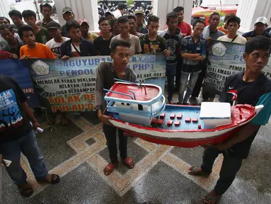 Nelayan yang tergabung dalam Koalisi Selamatkan Teluk Jakarta mendatangi Pengadilan Tinggi Tata Usaha Negara (PTTUN), Jakarta, Selasa (30/8). Nelayan meminta hakim PTTUN menolak banding penerbitan izin reklamasi pulau G. (Liputan6.com/Immanuel Antonius)