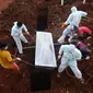 Petugas melakukan pemakaman korban COVID-19 di TPU Jombang, Tangerang Selatan, Banten, Senin (18/1/2021). Sudah dua minggu terakhir terjadi penambahan pemakaman korban COVID-19 di TPU Jombang. (merdeka.com/Arie Basuki)