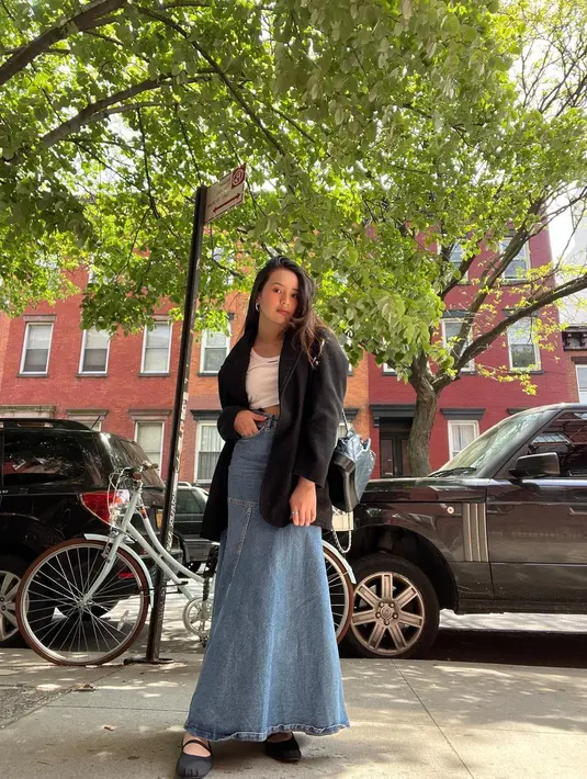 Tampil feminin dengan padu padan crop top, denim maxi skirt, dan oversized blazer. [@bebytsabina]