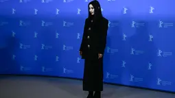 Aktris China Fan Bingbing berpose selama photo call untuk pemutaran perdana Berlinale dari film barunya Green Night di Berlinale Internatioval Film Festival 2023, Kamis (23/2/2023). Sebelumnya pada 2018, Fan Bingbing menunggak pajak hingga $123 juta atau sekitar Rp 1,7 triliunan dan skandal tersebut sempat membuatnya menghilang dari dunia hiburan serta akun media sosialnya pun lenyap. (Tobias SCHWARZ / AFP)