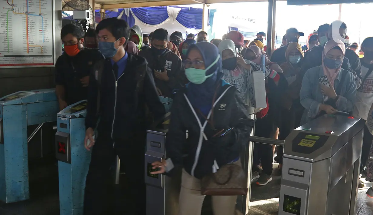 Calon penumpang KRL Commuter Line memasuki gerbang tiket elektronik di Stasiun Bekasi, Selasa (5/5/2020). Pihak Stasiun Bekasi menerapkan jaga jarak antar penumpang, membatasi jumlah penumpang hingga 50% dan membatasi jam operasional dari pukul 06.00 hingga 18.00. (Liputan6.com/Herman Zakharia)