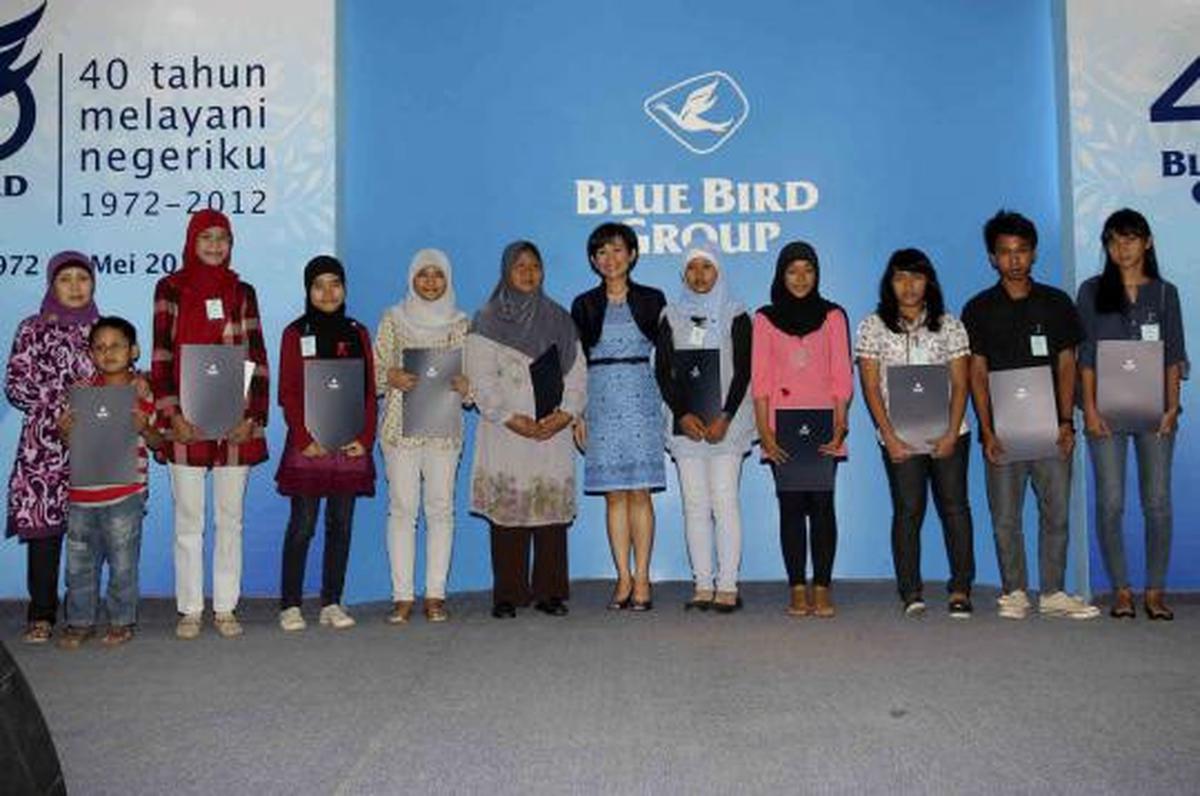 Blue Bird Peduli beri beasiswa sekolah 