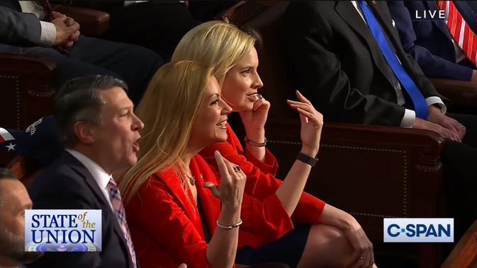<p>Anggota DPR AS dari Partai Republik, Beth Van Duyne (tengah), tampak protes atas ucapan Presiden Joe Biden di SOTU. Dok: YouTube C-SPAN</p>