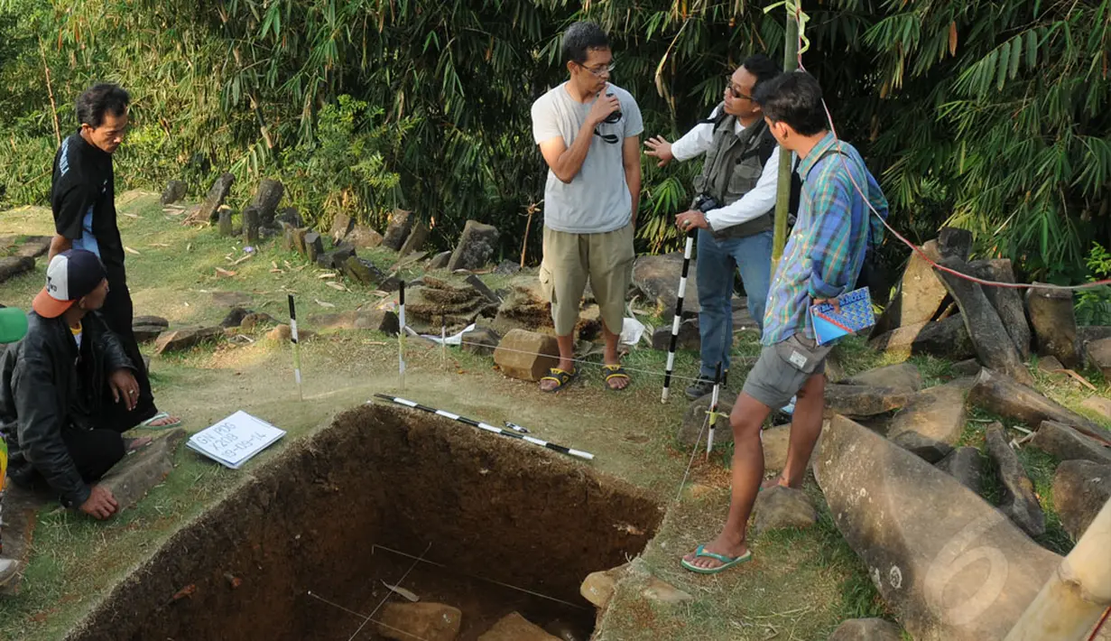 Wakil Ketua Tim Nasional Arkeologi, Ali Akbar (tengah), berbincang dengan anggota timnya di sela-sela kegiatan ekplorasi dan penelitian situs Gunung Padang di kampung Cimanggu, Cianjur, (19/9/2014). (Liputan6.com/Helmi Fithriansyah)