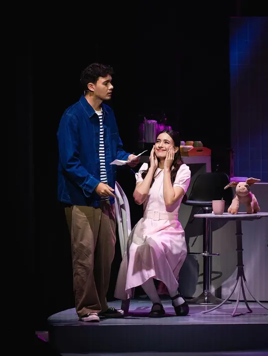 Mawar Eva terlihat feminin dengan dress midi berwarna soft pink dengan belt berwarna senada. [@mawar_eva]