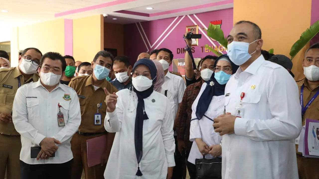Menaker Ida Fauziyah saat meninjau Posko THR Disnaker Kabupaten Tangerang, Banten, Selasa (11/5/2021).