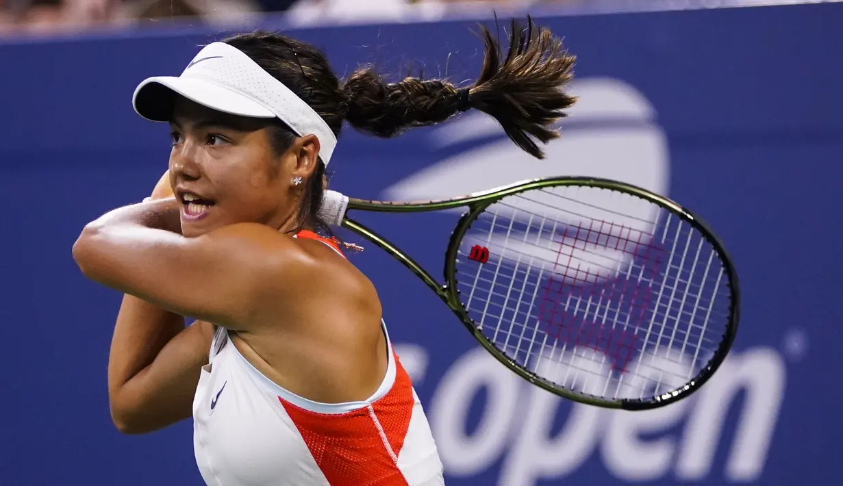 <p>Raducanu dan Cornet sama-sama melancarkan pukulan yang membuat keduanya memperoleh poin imbang 2-2. (AP/Frank Franklin II)</p>