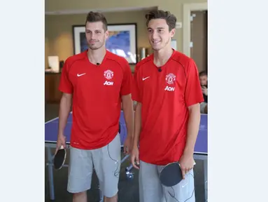 Morgan Schneiderlin dan  Matteo Darmian menghabiskan waktu senggang di sela-sela tur pra musim Manchester United di Amerika Serikat dengan bermain tenis meja. (Manutd.com)
