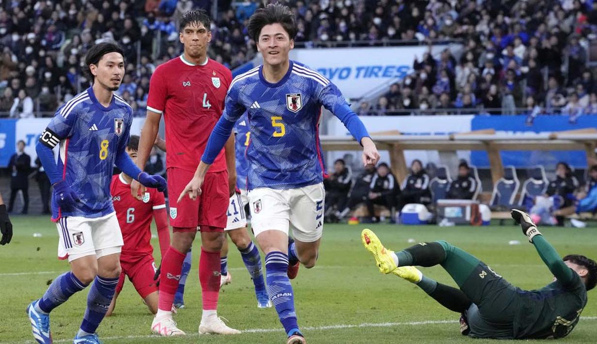 Pemain Jepang, Takumu Kawamura, melakukan selebrasi setelah mencetak gol ke gawang Thailand pada laga uji coba di Stadion Nasional Jepang, Tokyo, Senin (1/1/2023). Jepang menang lima gol tanpa balas. (AP Photo/Shuji Kajiyama)