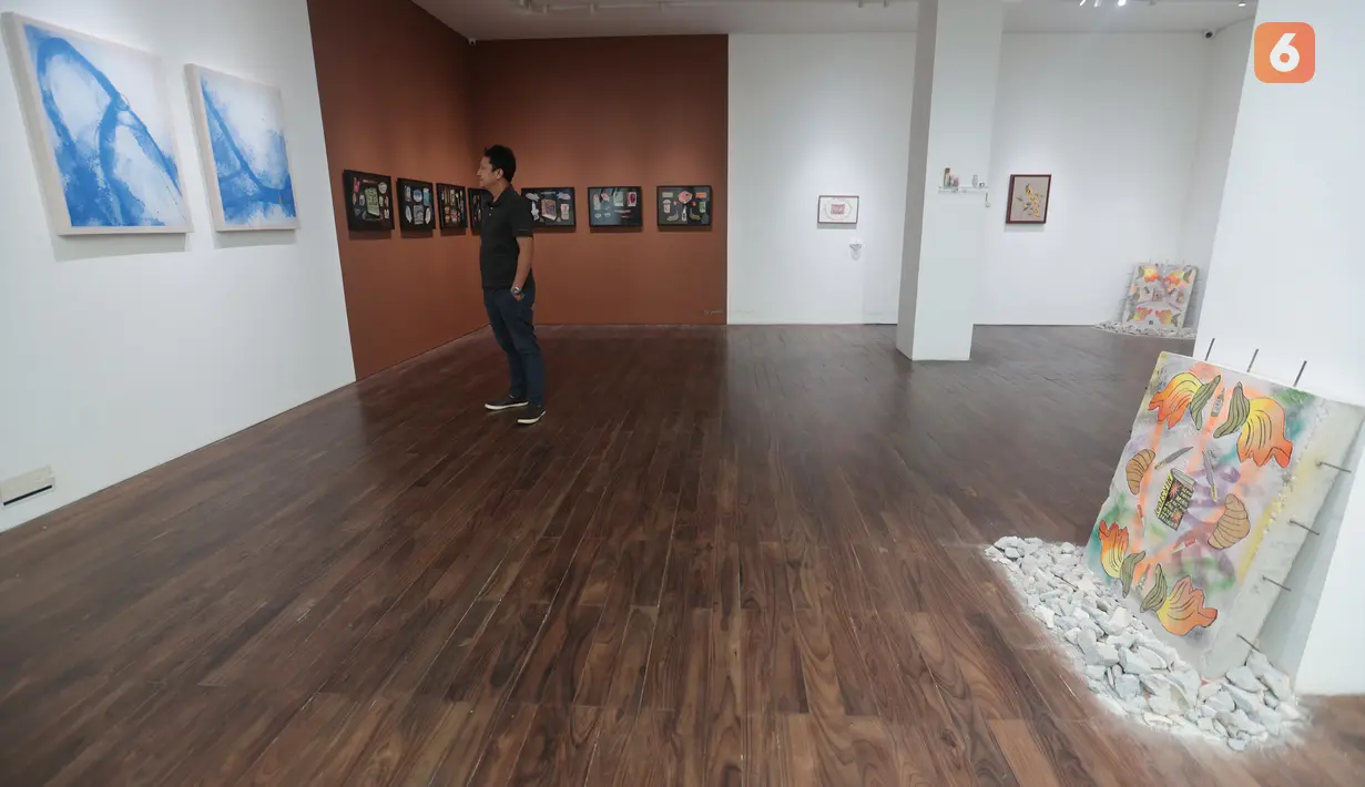 Pengunjung melihat sejumlah karya yang dipamerkan dalam pameran As all gather in commons yang menghadirkan karya lima seniman, Dian Utami, Ella Wijt, Meliantha Muliawan, Sekarputi Sidhiawati, dan Theresia Agustina Sitompul. Pameran ini mengangkat tema domestisitas, identitas, masa kanak-kanak, perempuan, dan keibuan melalui beragam medium, mulai dari lukisan, tekstil, keramik, cetakan, karya tiga dimensi hingga benda temuan. (KLY/Budy Santoso)