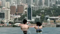 Pemandangan kolam renang dari atap Marina Bay Sands Singapura, Selasa (20/05/2014) (AFP PHOTO/Roslan Rahman)
