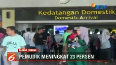 Dari Senin pagi hingga sore terminal bandara tak pernah sepi dari pengunjung.