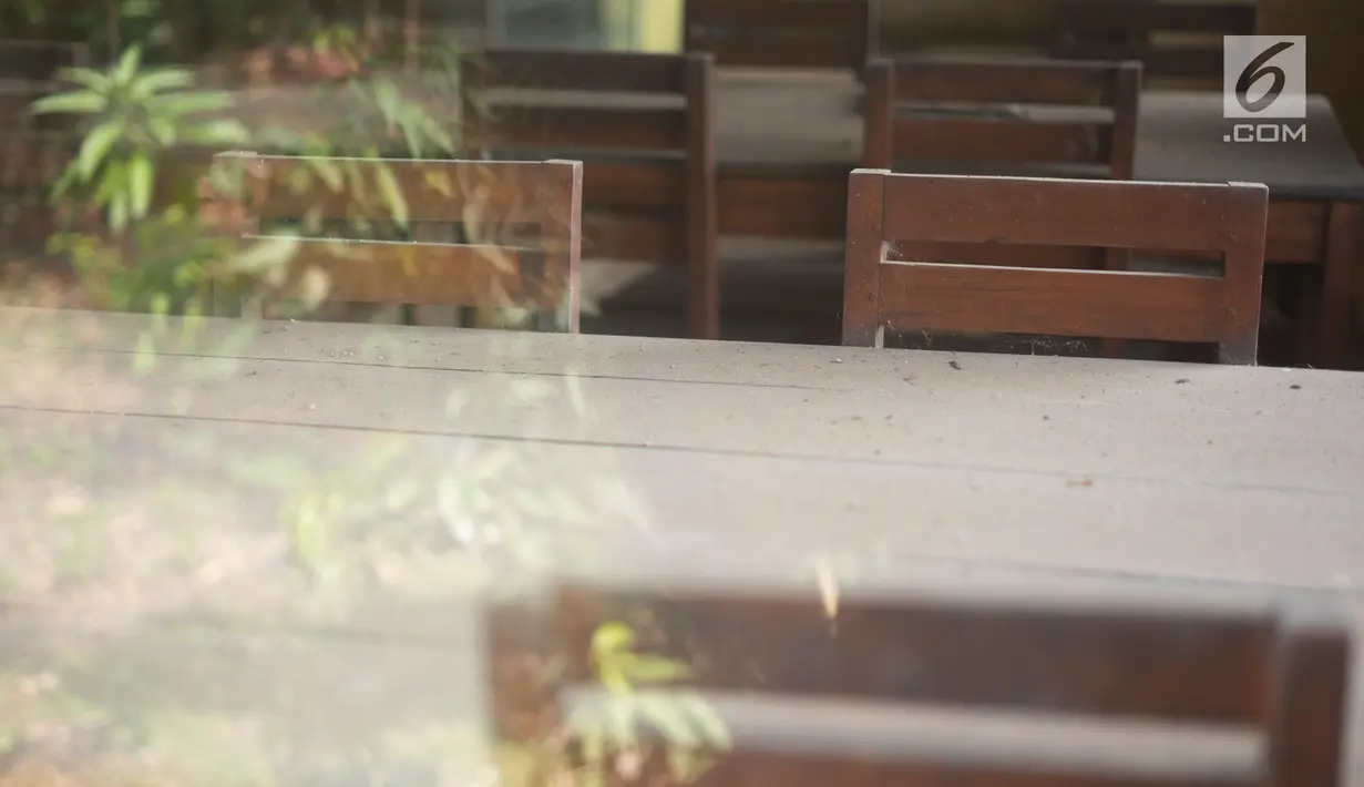 Debu mengotori meja dan kursi di sebuah rumah makan yang sudah tutup di Jalur Pantura, Jawa Barat, Sabtu (8/6/2019). Banyak rumah makan yang bangkrut sejak pemudik lebih memilih melalui Jalan Tol Cipali yang merupakan bagian dari Tol Trans Jawa. (Liputan6.com/Immanuel Antonius)