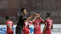 Koordinasi antara Kurnia Meiga, Manahati Lestusen dan Abdu Lestaluhu usai mengalahkan Vietnam pada leg pertama semi-final AFF Cup 2016 di laga AFF Cup 2016 di Stadion Pakansari, Bogor, (03/12/2016). (Bola.com/Nicklas Hanoatubun)