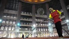 Pekerja sedang membersihkan karpet untuk penyelenggaraan Shalat Idul Adha di Masjid Istiqlal, Jakarta, Rabu (23/9/2015). Pemerintah menetapkan Idul Adha 10 Zulhijah 1436 Hijriah pada Kamis 24 September 2015. (Liputan6.com/Faizal Fanani)