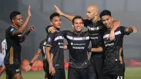 Pemain Dewa United merayakan gol yang dicetak oleh Egy Maulana Vikri saat melawan Persita Tangerang pada laga BRI Liga 1 di Stadion Indomilk Arena, Tangerang, Kamis (27/3/2024). Kemenangan ini membuat Dewa United naik ke posisi enam klasemen sementara BRI Liga 1 2023/2024 dengan 44 poin. Di sisi lain, Persita tertahan di posisi ke-14 dengan 31 poin. (Bola.com/M Iqbal Ichsan)