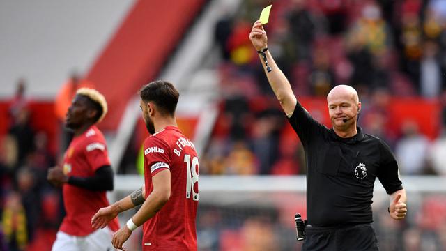 FOTO: Imbang 1-1 Kontra Fulham, Manchester United Kunci Posisi Kedua Klasemen Liga Inggris 2020/2021 - Wasit Lee Mason; Bruno Fernandes