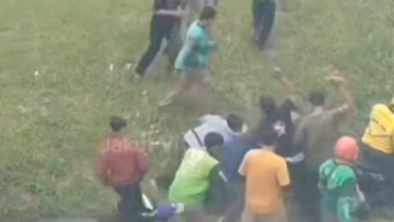 Begal Berpistol di Tangerang Nyerah Dikepung Warga, Tak Berkutik Dihajar Usai Motor Masuk Parit dan Ditinggal Teman