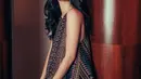 Merawat rambut mungkin adalah salah satu kunci penampilan awet muda Raline Shah. Lihat di foto ini keindahan rambut hitam panjang Raline, bergelombang dan tampak bersinar sehat. Foto: Instagram.