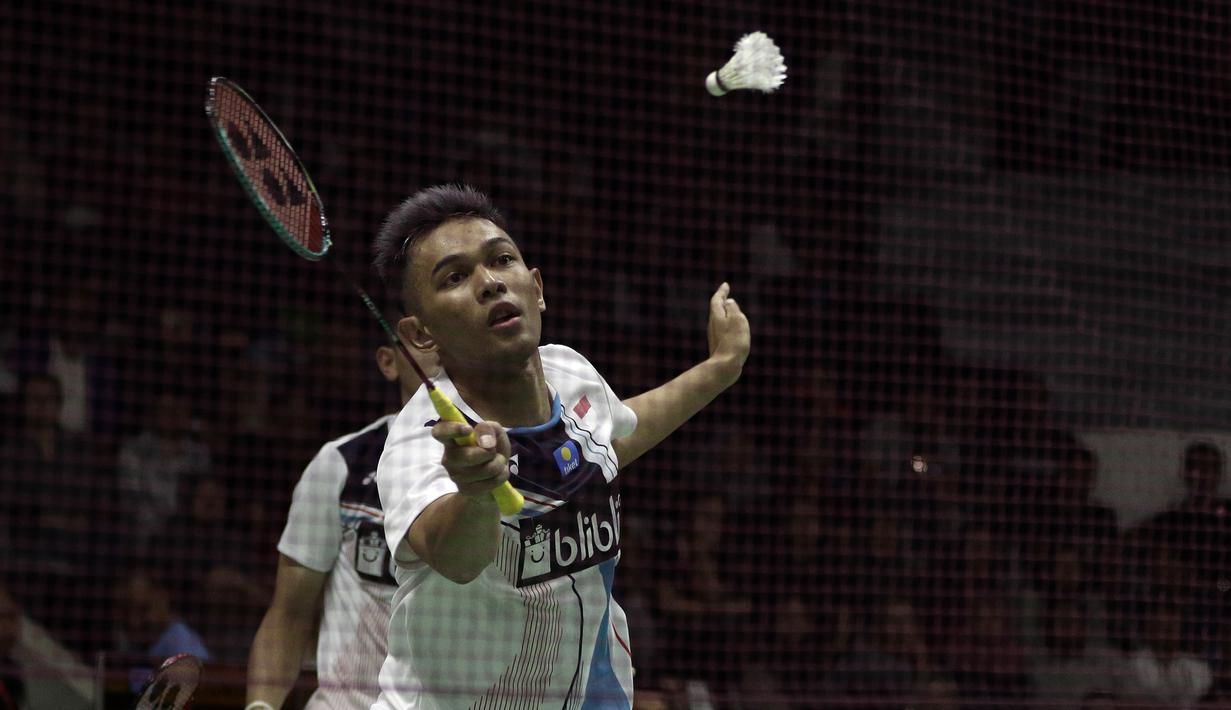Ganda Putra Indonesia, Fajar Alfian/Muhammad Rian, saat menghadapi ganda China, Xuan Yi Ou/Zhang Nan, pada laga Indonesia Masters 2020 di Istora, Jakarta, Kamis (16/1). Fajar/Rian unggul 21-10, 12-21 dan 21-19. (Bola.com/Yoppy Renato)