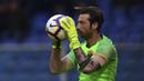 Antonio Mirante merupakan kiper veteran Italia dengan segudang pengalaman meski namanya tak sebesar Gianluigi Buffon. Di sepanjang kariernya, ia hanya berkarier di klub Serie A, yaitu Juventus, AS Roma, dan kini AC Milan. Pria 38 tahun tersebut diplot sebagai kiper ketiga Rossoneri usai kinerja Mike Maignan dan Ciprian Tatarusanu tampil gemilang. (AFP/Miguel Medina)