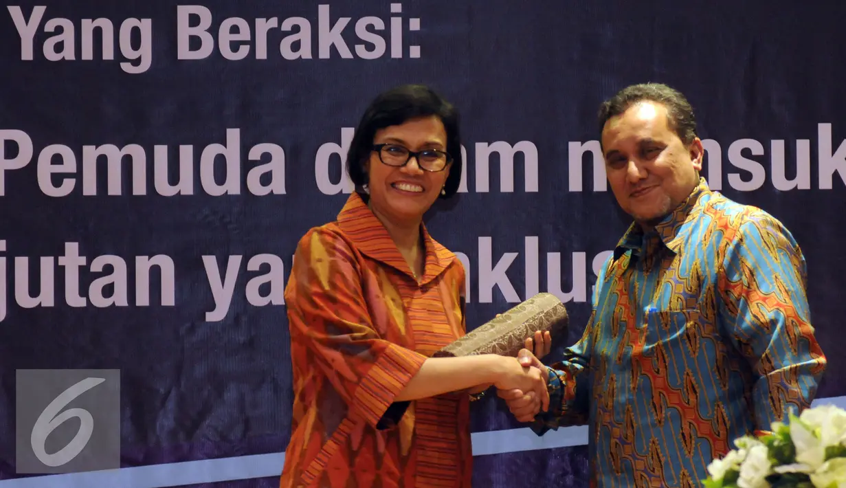 Mantan Menteri Keuangan, Sri Mulyani Indrawati (kiri) menerima cenderamata dari UI usai memberi kuliah umum, Selasa (26/7). Kuliah bertema Peranan Pemuda dalam Mensukseskan Pembangunan Berkelanjutan yang Inklusif. (Liputan6.com/Helmi Fithriansyah)