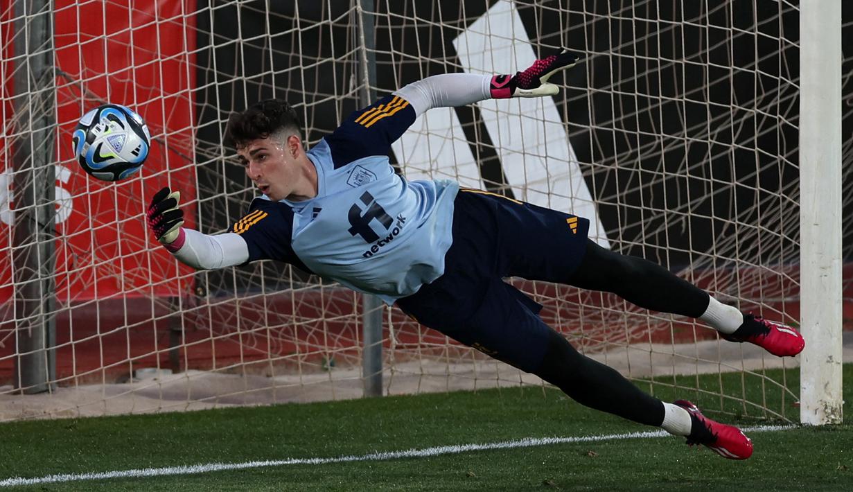 Terdapat sedikit kejutan di skuad Spanyol, yaitu dipanggilnya kembali penjaga gawang Chelsea, Kepa Arrizabalaga. (Photo by Pierre-Philippe Marcou / AFP)
